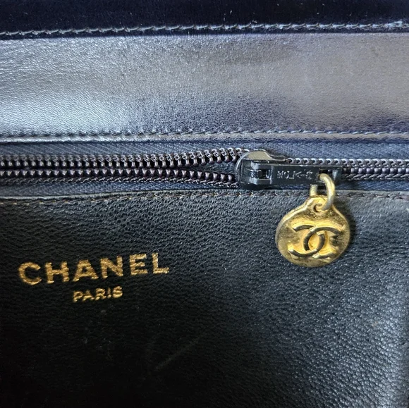 EUC vintage Chanel gold chain purse - Picture 11 of 17